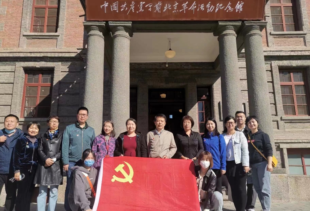 财税学院党委参观北大红楼_副本.jpg